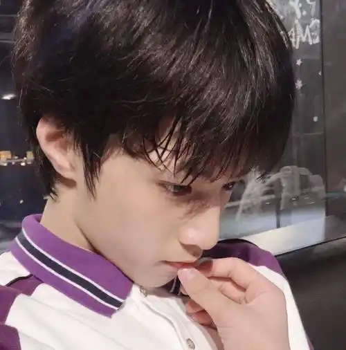 15岁刘耀文返校拍毕业照,路人镜头下好抢镜,"撕漫男"有了脸