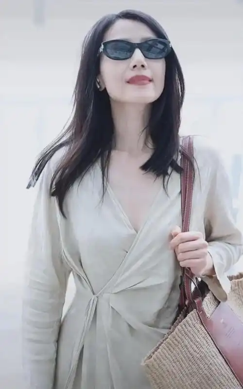 高圆圆现身机场,一袭卡其色绑带长袍,肩背编织包,满满舒适感