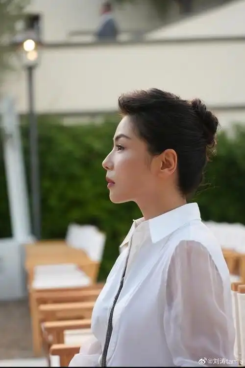 知名演员刘涛分享了一组令人惊艳的写真大片.