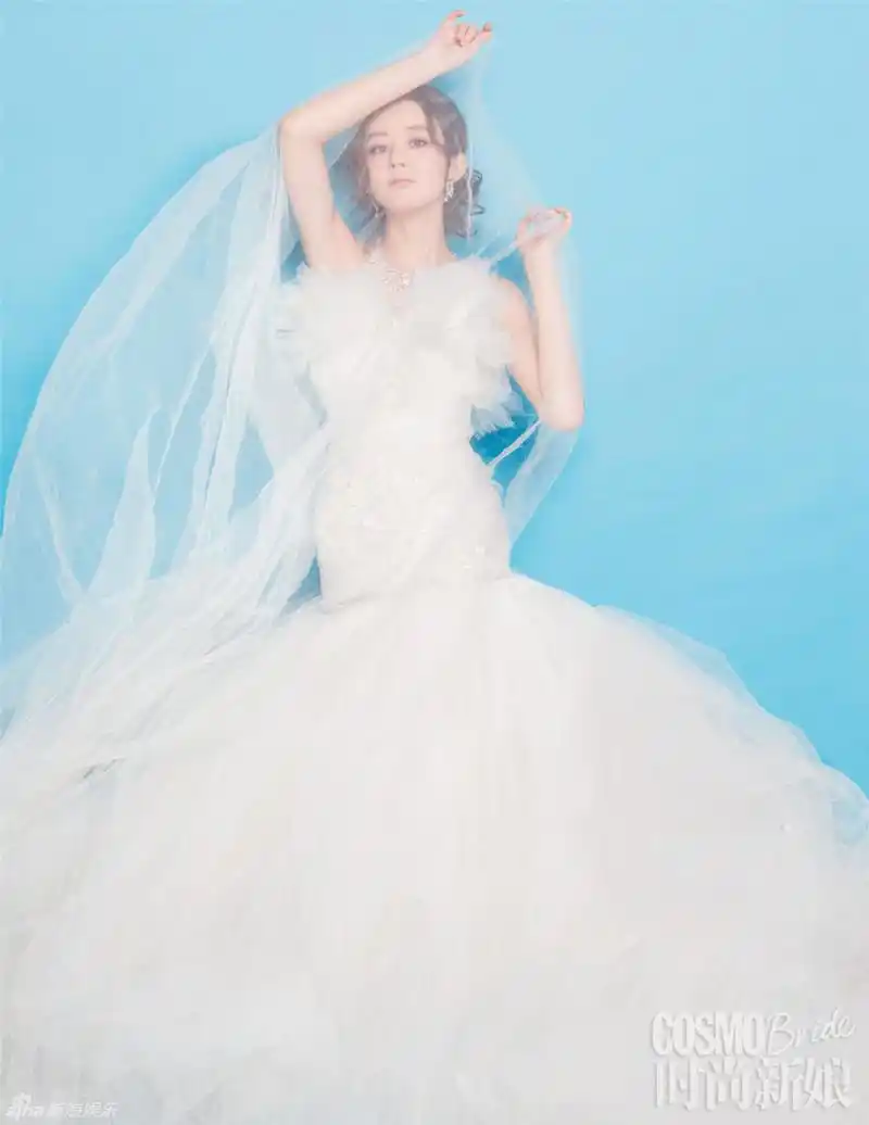 组图:赵丽颖时尚婚纱写真 长发盘起风情万种