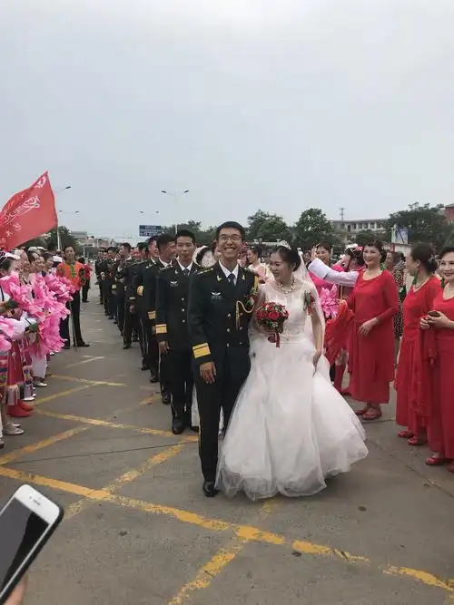 献礼建军节 焦作市举办首届驻焦部队现役军人集体婚礼