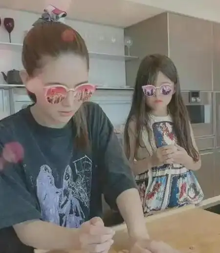 侯佩岑晒全家福,周杰伦发自拍,昆凌发白月光钓鱼