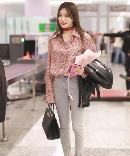 鸡骨头的紧身牛仔裤最妖艳的秦岚女神网友太风光