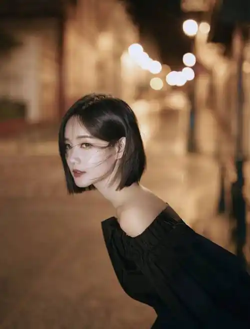 李一桐短发黑色连衣裙优雅写真_浪漫气息_设计_花纹