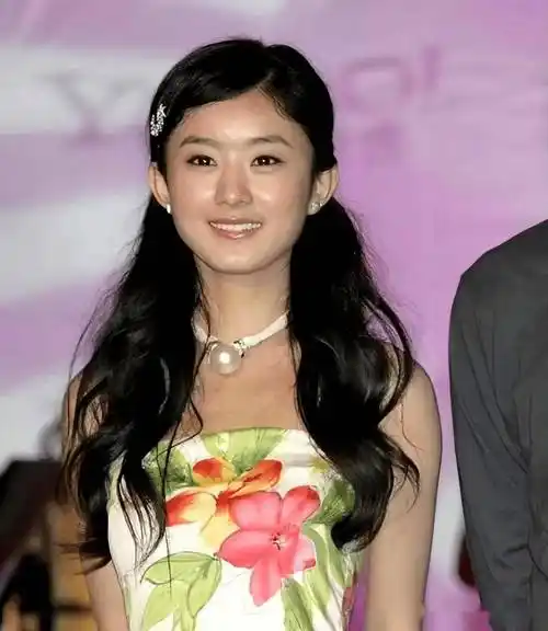 赵丽颖更是如此,虽然出身农村,并且在刚出道时很多次因为仗义助人自己