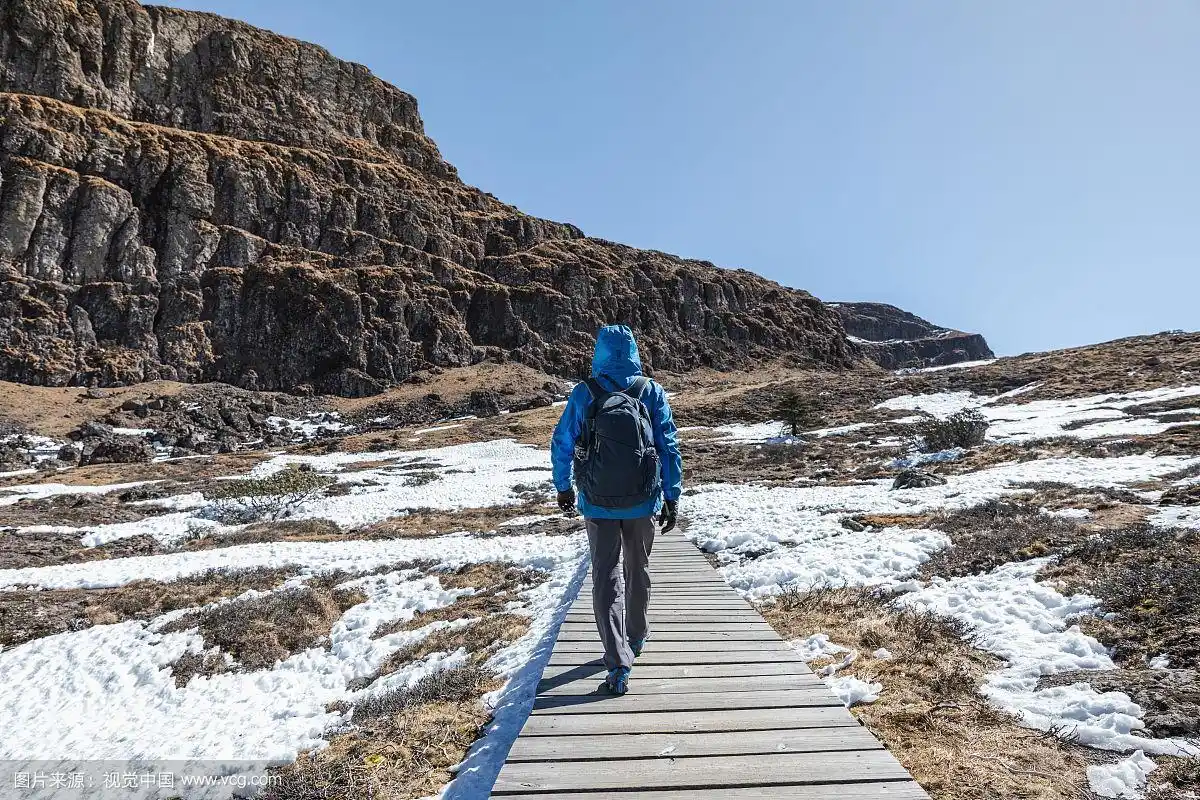 徒步男性背影