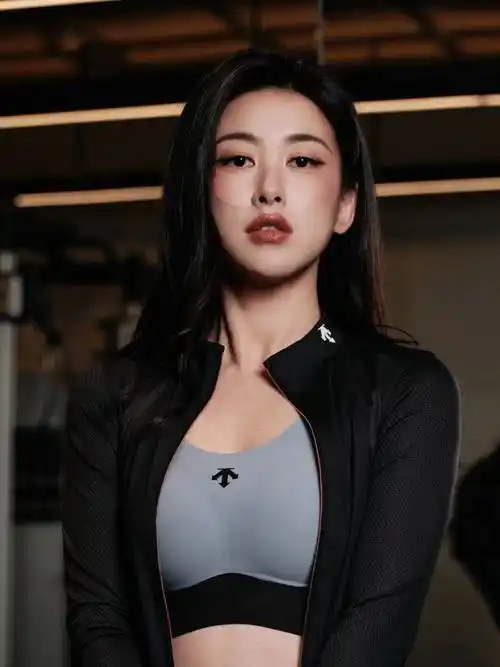 原创朱珠晒多张瑜伽照曲线曼妙身材傲人后仰躺瑜伽球上柔韧性一绝