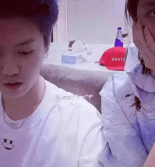 原创懒理鹿晗粉丝吃醋关晓彤晒男友视角吃红薯照戴大框眼镜很清秀