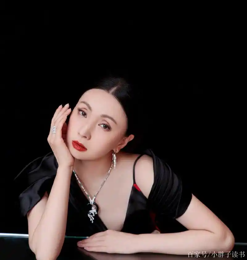 陶虹不仅演技好,穿衣更美爆,印花裙配金色高跟,眼神全是戏