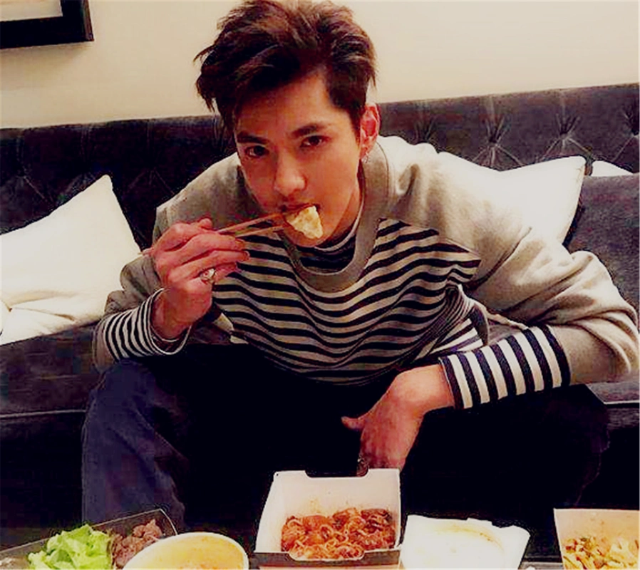男星吃饭照片大合集,不得不说易烊千玺这筷子拿的有点奇葩!
