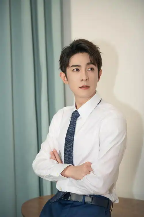 季肖冰帅气有型西装写真图片