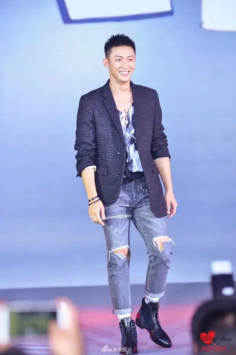 组图:黄景瑜为慈善帅气走秀 尽显偶像正能量