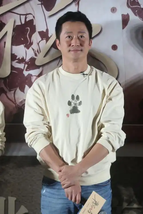 当时可谓笑喷了,后来吴京自己反应过来急忙重新介绍:我是吴京,饰演