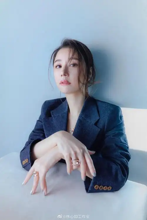 林心如美照曝光穿羽毛装秀香肩气场全开