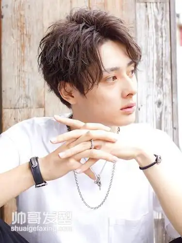 男生潮发型日式中分发型图片