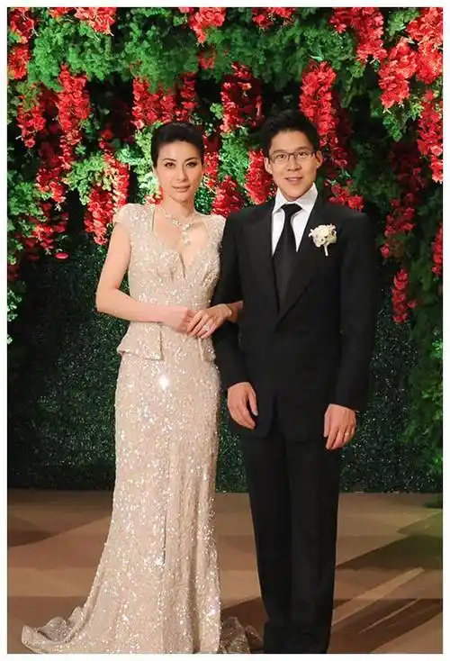 郭晶晶和霍启刚大婚当时的婚礼现场非常豪华,被称为世纪婚礼