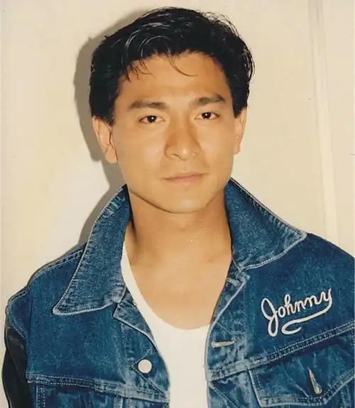 刘德华出道40年直播,超1亿人次围观,皱纹明显,天王还是老了