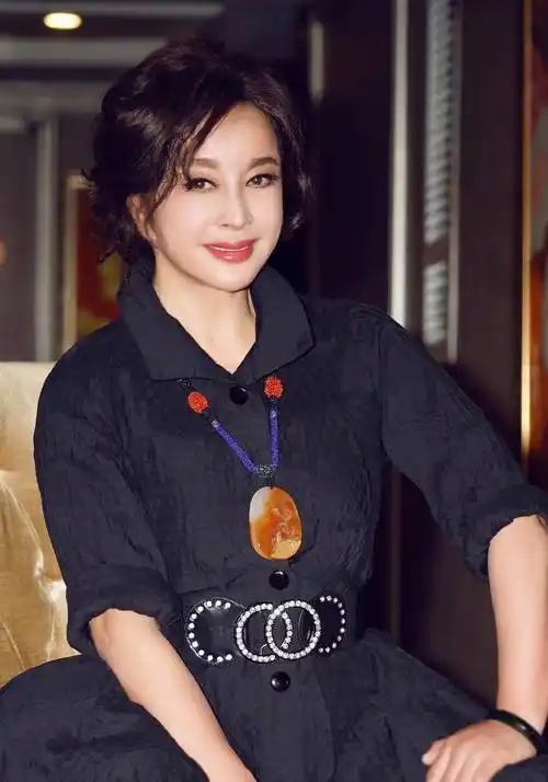 64岁刘晓庆晒近照,佩戴名贵珠宝,贵妇气质十足_留言_话剧_节目