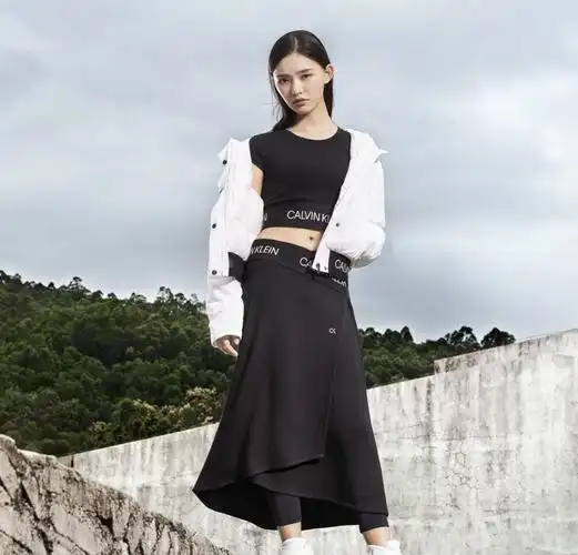 前些日子张艺兴才刚刚签约了ck,现在ck又找了一位女代言人,她就是星爷