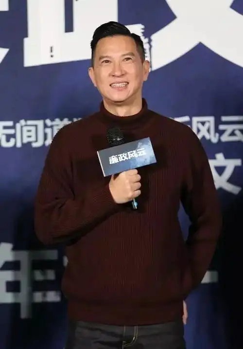 51岁张家辉20年不变样招牌笑容太迷人比同框刘青云年轻10岁