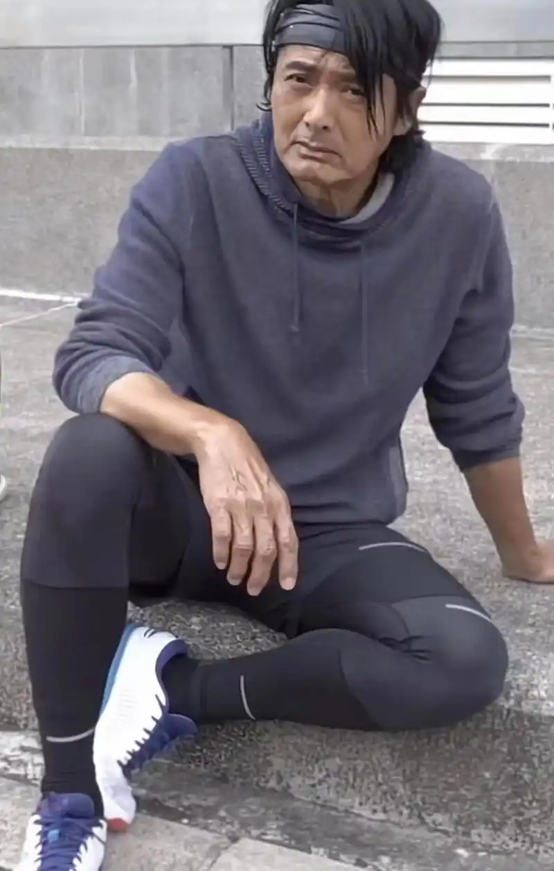 周润发现状曝光,脸色苍白,大腿似皮包骨,身体现状令人堪忧