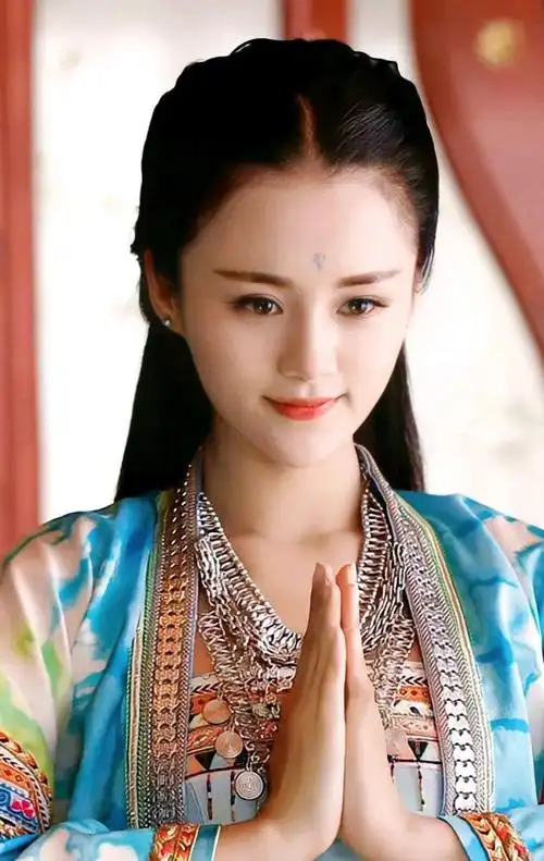 《花千骨》是安悦溪的成名之作,她在剧中饰演的糖宝一角深入人心,赢得