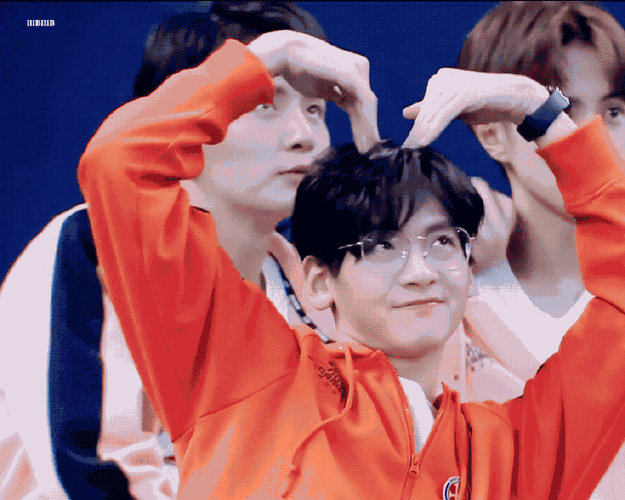 来看翟潇闻花式比心小合集