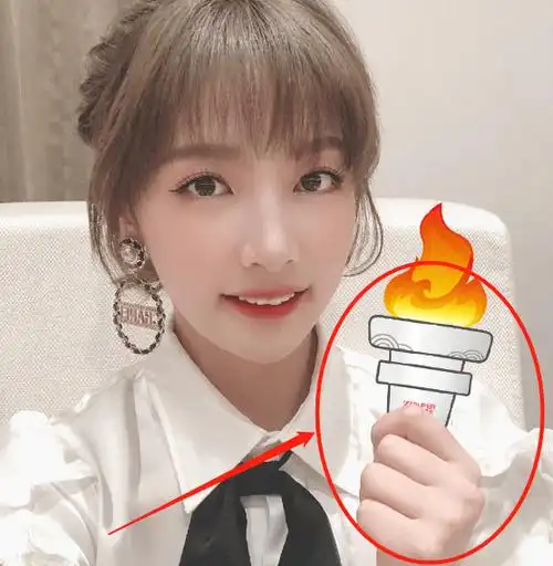 硬糖少女晒火炬照,大家都用手传递,刘些宁却偏偏不一样_方式_双手