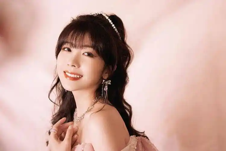 赖美云发布生日写真浪漫吸睛 穿粉色蝴蝶结露肩裙甜美公主风_唯美