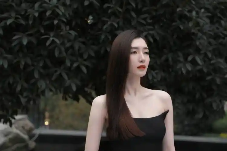 原创江疏影渐变鱼尾裙凹凸有致时尚撩人