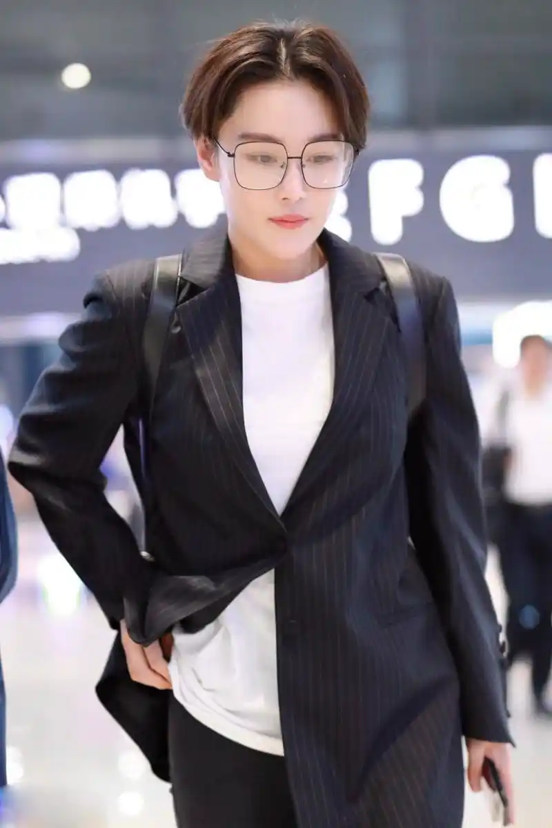 军嫂"张馨予短发现身,大玩"西装杀"率性帅气纤细长腿令人羡慕