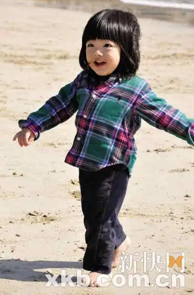 陈慧琳上传与爱子嬉戏照抚慰伤痛 将正式复工