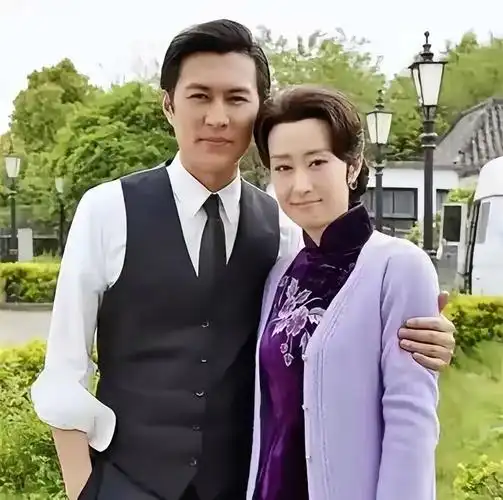 在剧外,刘敏涛也被靳东视为至亲的姐姐,两人相互扶持,共同成长