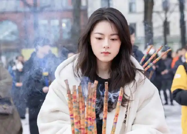 赵今麦在暴雪时分杀青照##赵今麦打台球剧照