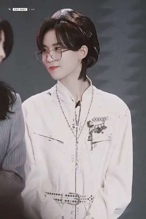 陆柯燃银框眼镜##陆柯燃行走画报