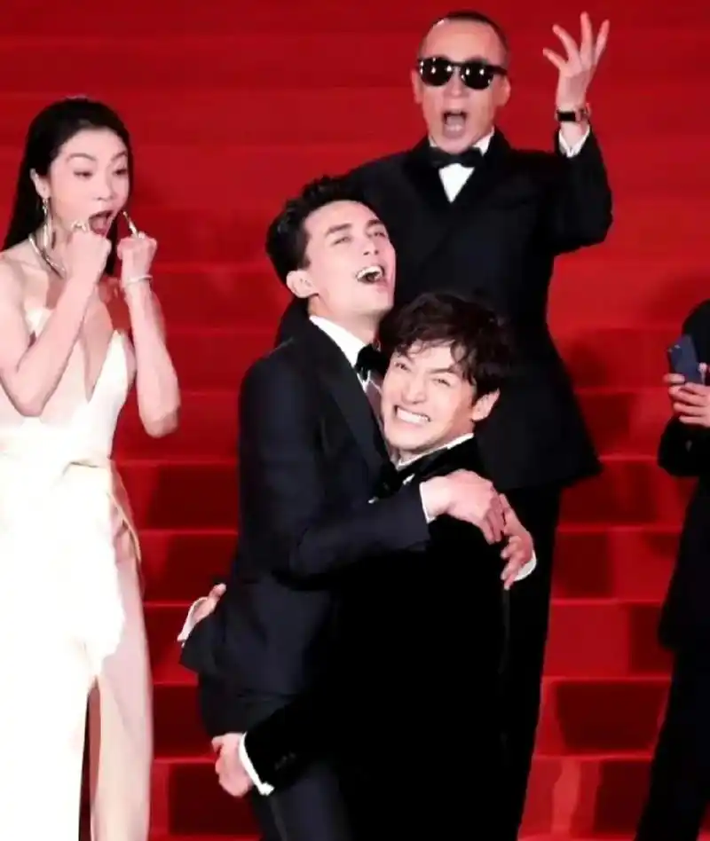 胡歌又抱起了吴磊!这是第三次抱了 网友:这是父子关系吗?