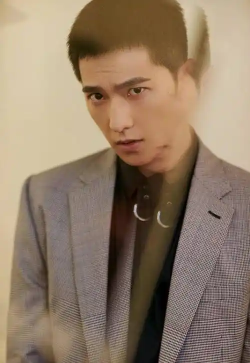 杨洋最新的寸头发型曝光,清爽干练的发型尽显帅气英男魅力