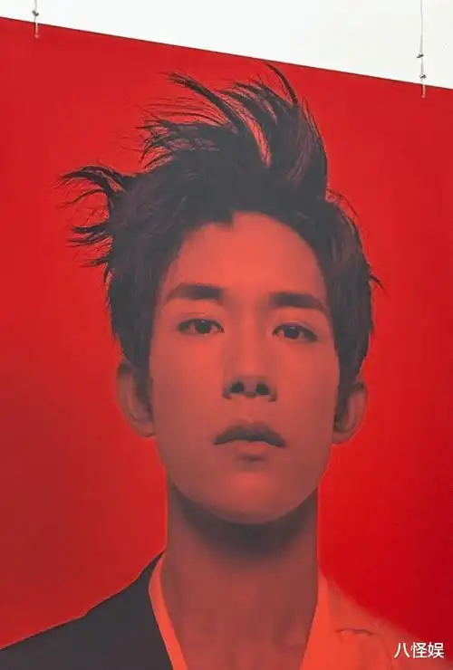 王彦霖带女儿陪老婆追星易烊千玺,艾佳妮牵着老公手撒娇,超幸福|杨幂