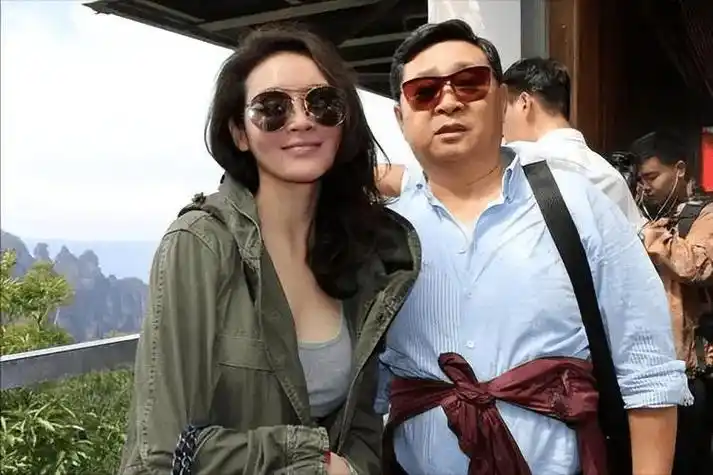 于明加一家4口出游,神秘老公罕露面,近一米八俩女大长腿抢镜_女儿