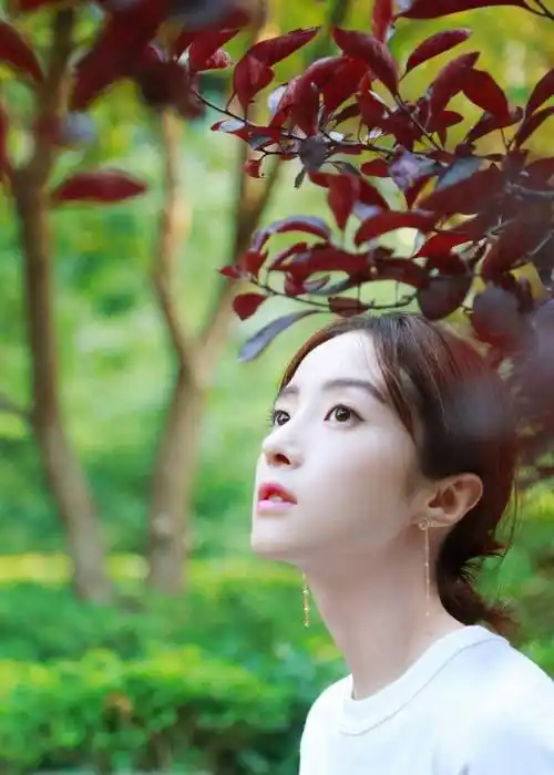 胡冰卿还是那么清纯,穿白t恤配红蓝碎花裙,容颜精致美如初恋_白色