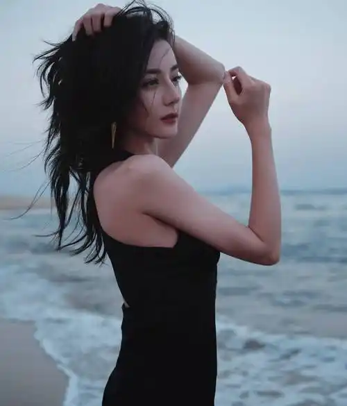 迪丽热巴镂空黑裙造型又美又飒,长卷发大红唇好风情万种_女明星_漂亮