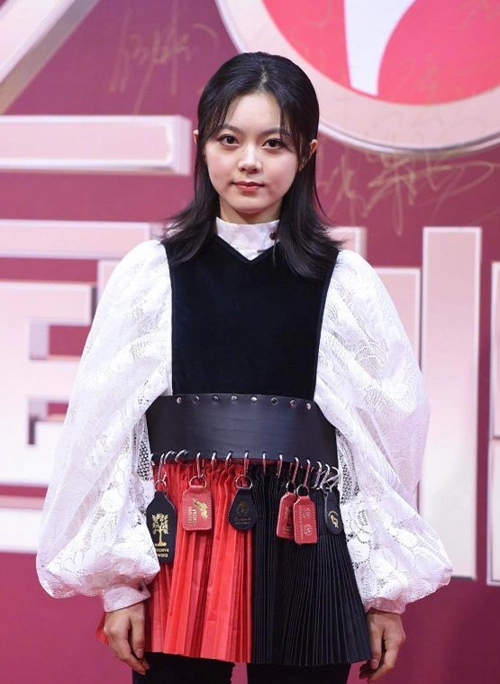 赵今麦走红毯生图,穿"钥匙链腰带"显胖不止十斤,不像只有17岁