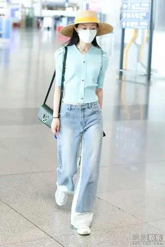宋轶戴草帽现身机场 清新甜美似女大学生