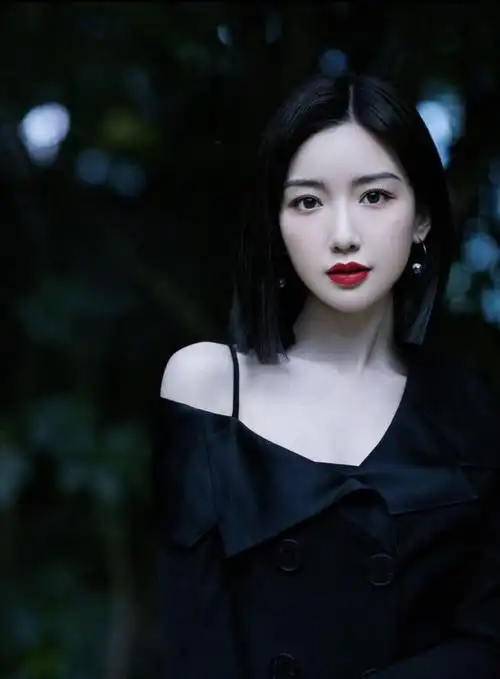 毛晓彤真是甜系公主穿碎花裙对镜微笑33岁还这么少女