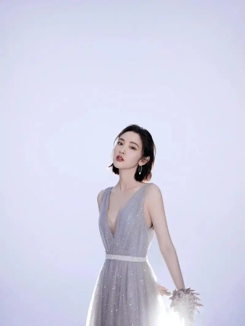 唐艺昕真给张若昀长脸穿深v领礼服高级优雅浪漫唯美又有气场