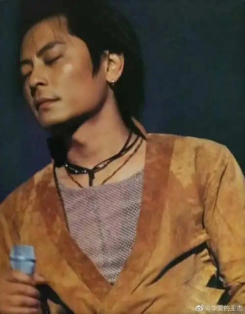王杰2001香港演唱会《hello》唱哭自己,浪子的心声有谁能懂