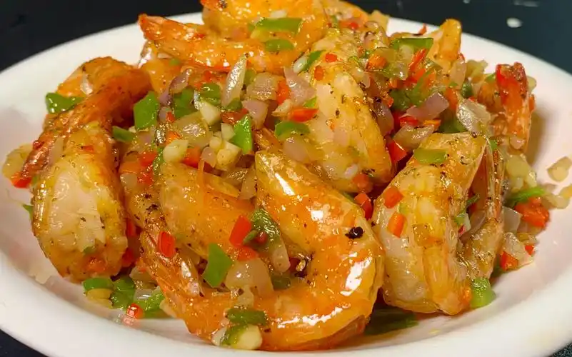 椒盐虾怎么做才好吃,原来做法这么简单,出锅后虾皮酥脆椒香,虾肉鲜嫩q