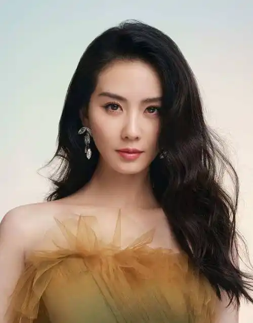 另外,正脸镜头下,刘诗诗的天鹅颈,锁骨窝和矩形肩膀更是吸睛,身材绝对