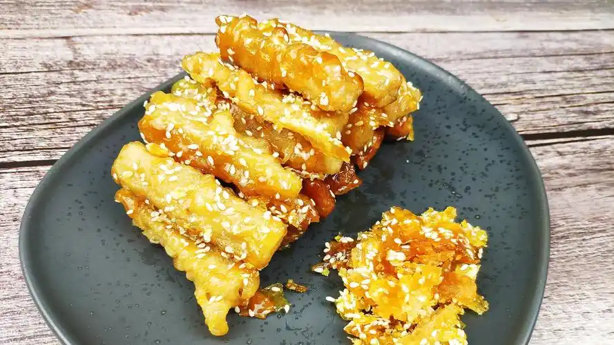 外表像玻璃的茄子,面子脆酥里子茄子香嫩,这道甜品叫玻璃茄子