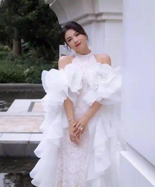 刘涛的白色鱼尾裙性感又性感,腰臀比例纤细,完美展现了她迷人的身材